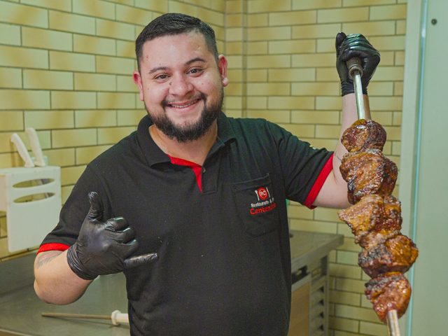 Equipe do Centenário preparando o espeto de carne do rodízio.